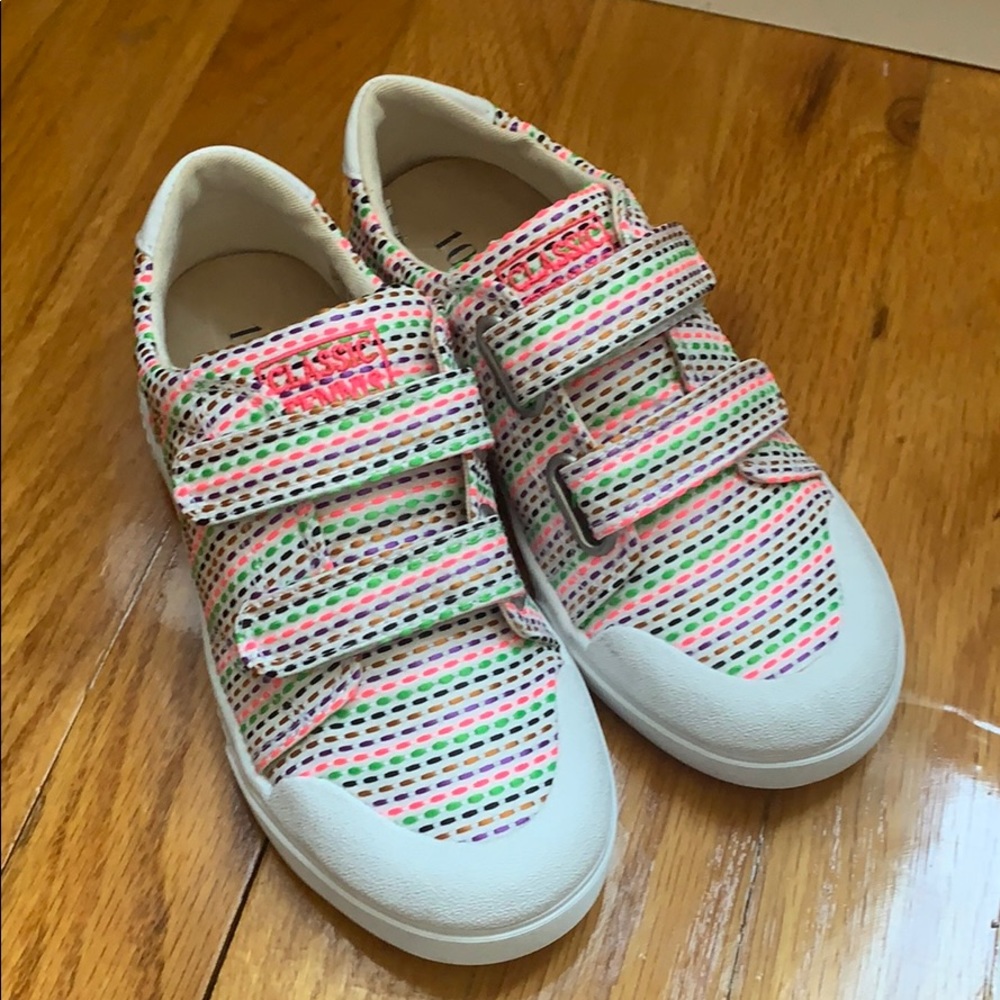 Kids double strap tennis shoes